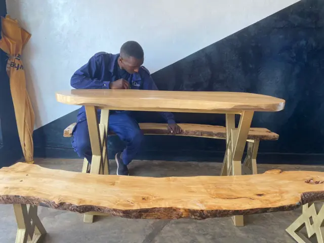 Ibiti 'bibi' 'amashami yabyo 'ameze nabi' nibyo yibandaho akabivanamo ibintu byiza