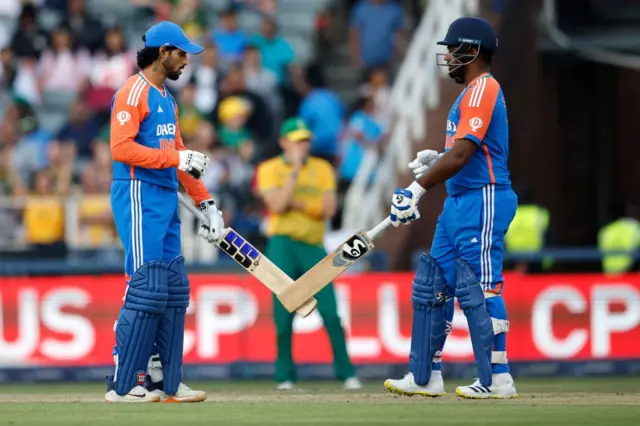 तिलक वर्मा और संजू सैमसन (दाएं)