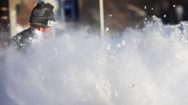 యంత్రాలతో మంచును తొలగిస్తున్న సిబ్బంది