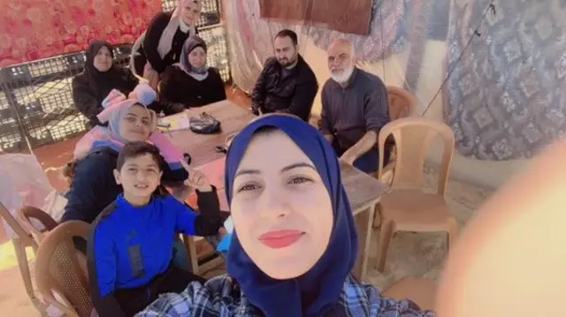 الناجية الوحيدة من هذه العائلة هي خديجة أحمد عبد الهادي دربيه، التي قامت بالتقاط الصورة السيلفي.