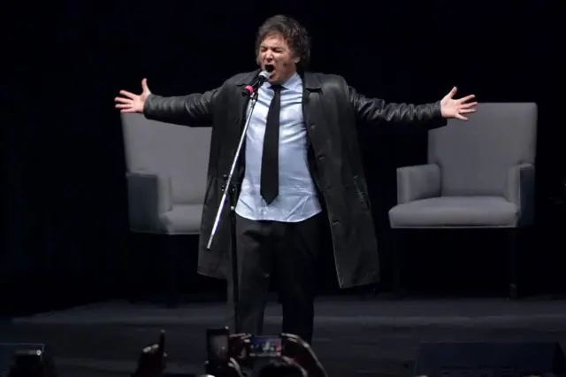 Javier Milei cantando durante la presentación de su nuevo libro