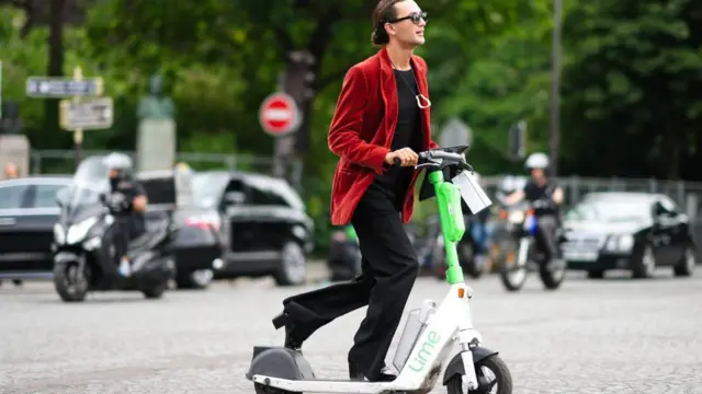 Los parisinos votaron en abril a favor de prohibir el alquiler de monopatines eléctricos, pero la participación fue baja