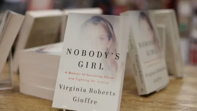 Egzemplarze książki „Nobody’s Girl” (Dziewczyna niczyja) autorstwa Virginii Roberts Giuffre są wystawione w sklepie Dymocks w Sydney w Australii