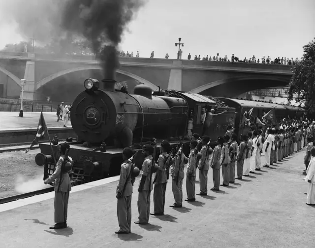 कराची जा रही ट्रेन