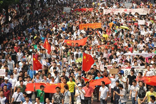 2012 年日本將「釣魚島」國有化的事件引發中國抗議,憤怒的人群在各大城市走上街頭。圖為深圳的抗議人群。