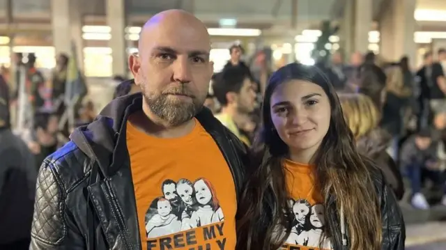 బందీల బంధువులు