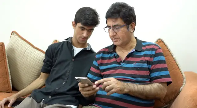 حسن اپنے والد کے ساتھ