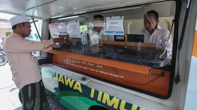 Petugas melayani warga membayar pajak kendaraan bermotor di Samsat Surabaya Utara, Surabaya, Jawa Timur, Rabu (20/11/2024). 