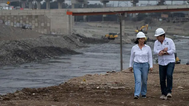 La presidenta Fujimori supervisa obras en las márgenes de un río en Perú
