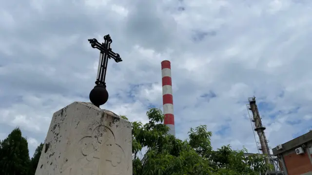 Споменик и димњак