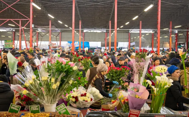 Көртириликтин товарына толгон базар бүгүн гүлзар. Гүл базар гүүлдөп жатыптыр...