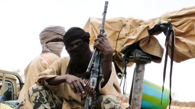 Combattants masqués d'Ansar Dine à l'arrière d'un pick-up au Mali