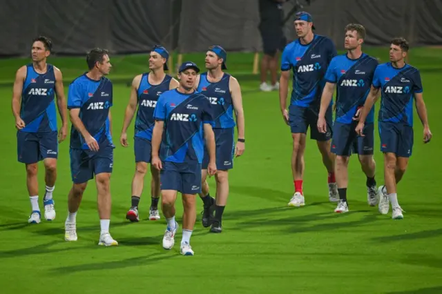 ‘ஸ்விங்’ செய்ய வித்தியாசமான பந்துகள்: 