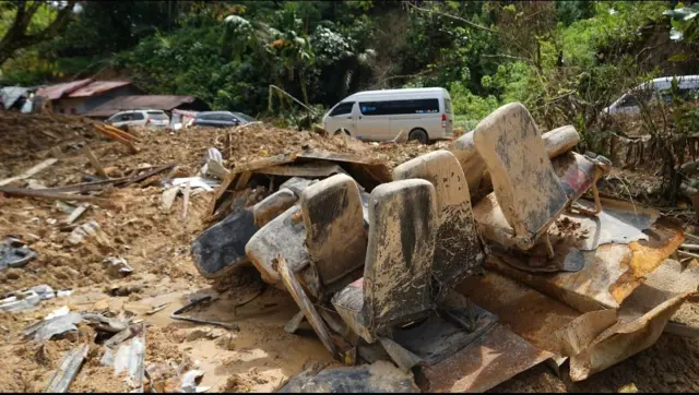 Satu mobil penumpang remuk akibat diterjang banjir bandang dan tanah longsor pada penghujung November 2025 lalu di Desa Pagaran Lambung I Kecamatan Adiankoting, Kabupaten Tapanuli Utara, Jumat (26/12/2025). (Nanda Fahriza Batubara)