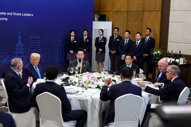 مراسم شام رسمی به میزبانی کره جنوبی در حاشیه اجلاس سازمان همکاری‌های اقتصادی آسیا-پاسیفیک(اپک) که دونالد ترامپ و مارک کارنی هر دو در آن حضور داشتند