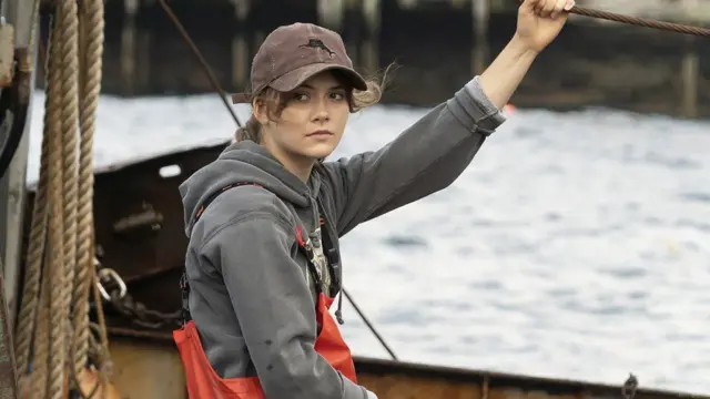 Эмилия Жонс үй-бүлөсүнүн балык уулоо бизнеси менен музыкалык мектепке баруунун ортосунда тандоо кыйын болуп жаткан Рубинин ролун ойнойт