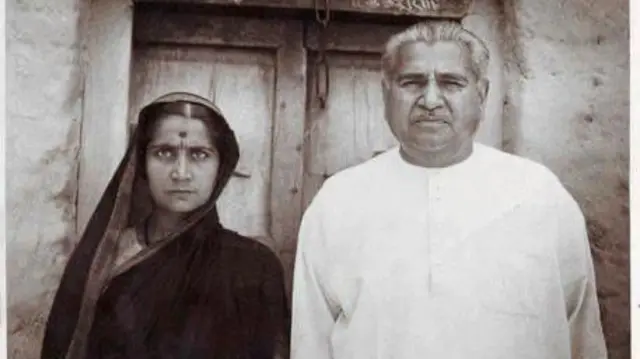 ਹੌਸਾ ਬਾਈ ਆਪਣੇ ਪਿਤਾ ਨਾਨਾ ਪਾਟਿਲ ਦੇ ਨਾਲ