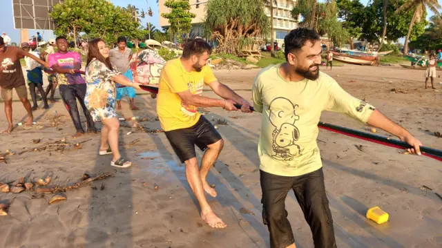 මාදැල දැක විදේශකයින් මෙන්ම වැල්ලට ඇදුණු පිරිසද විනෝදයට මෙන් මාදැල ඇදීමට එක්වන අයුරු දකින්නට ලැබුණි 