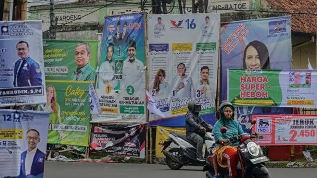 Poster kampanye pemilu di Bogor, Jawa Barat.