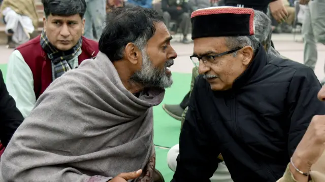 योगेंद्र यादव और प्रशांत भूषण (फ़ाइल फ़ोटो)