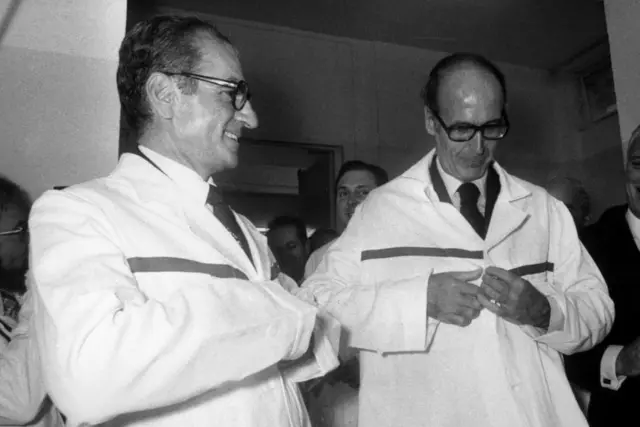 شاه ایران (چپ) و رئیس جمهور فرانسه والری ژیسکاردستن از مرکز مطالعات هسته‌ای ساکلای در ۲۰ کیلومتری غرب پاریس، ۲۵ ژوئن ۱۹۷۴ بازدید کردند.