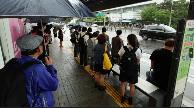 수도권과 중부지방을 중심으로 폭우로 덕정역-연천역 구간 운행이 중단된 18일 오전 경기 양주 지하철 1호선 덕정역 앞 동두천 방향 버스 정류장에서 시민들이 버스를 기다리고 있다