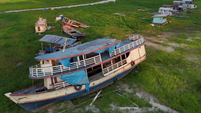 ኣብ ብራዚል፡ ጃልባን ገዛውትን ተደፊኦም ይረአዩ