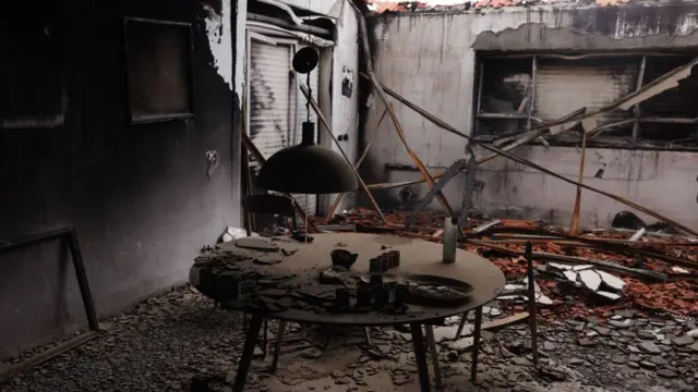 Šporet, srušeni zidovi i komadi ruševina u crnoj, izgoreloj sobi kuće u kibucu Beri na jugu Izraela