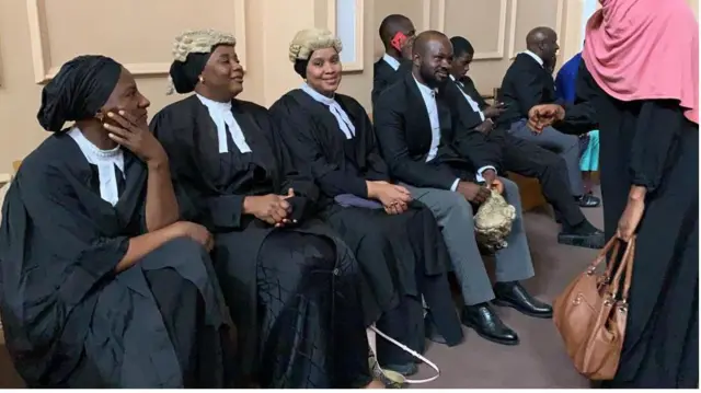 Tun da sanyin safiya kotun ta cika da lauyoyi da jama'a