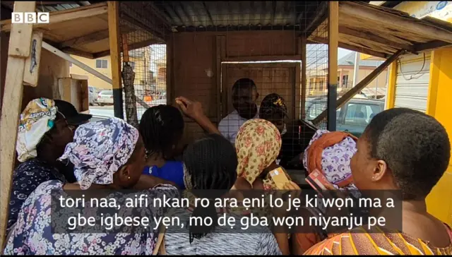 Àwọn èrò tó tò láti gba owó níbi PoS Adedeji ní Akure 