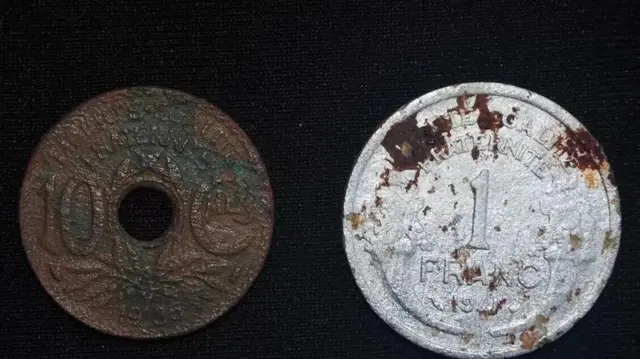 Sarafu mbili kati ya kabla ya 1944 zilipatikana kwenye eneo la uchimbaji karibu na Meymac