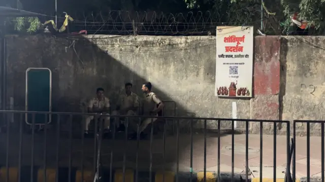 शनिवारी सायंकाळी सुमारे साडेपाच वाजता करण्यात आलेल्या आणखी एका पोस्टमध्ये सीजेपीने म्हटलं की, "दिल्ली पोलीस एका शांततापूर्ण आंदोलनाला बेकायदेशीर ठरवण्याचा प्रयत्न करत आहेत. शांतता नेमकी कधीपासून बेकायदेशीर झाली, दिल्ली पोलीस?" असा सवालही त्यांनी या पोस्टमधून उपस्थित केला होता.
पुढे पोस्टमध्ये म्हटलं आहे की, "धर्मेंद्र प्रधान यांच्या कथित निष्काळजीपणामुळे ज्यांनी आपला जीव गमावला, त्यांना न्याय मिळेपर्यंत आम्ही येथून हलणार नाही." 
