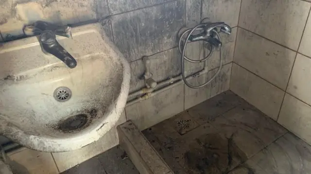 Купатило у кући Александра Милосављевића после јаких пожара 