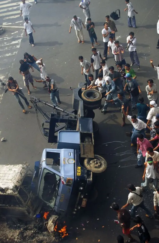 Kerusuhan di Jakarta pada 14 Mei 1998. 