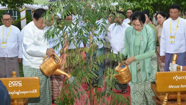 အမျိုးသားအားကစားပွဲတော်ဖွင့်ပွဲအထိမ်းအမှတ် ကံ့ကော်ပင် စိုက်ပျိုးနေတဲ့ ဗိုလ်ချုပ်မှူးကြီး မင်းအောင်လှိုင်နဲ့ ဇနီး ဒေါ်ကြူကြူလှ