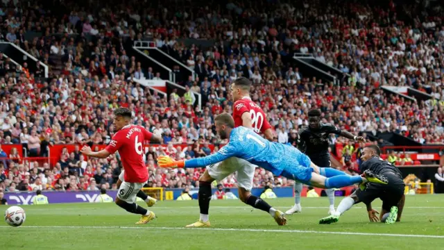 گل ساکا در ابتدای نیمه دوم بازی﻿