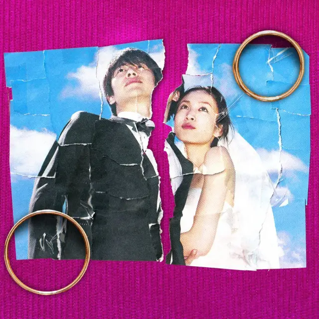 Uma colagem mostra uma fotografia rasgada de um casal recém-casado e duas alianças, uma de cada lado, contra um fundo rosa texturizado