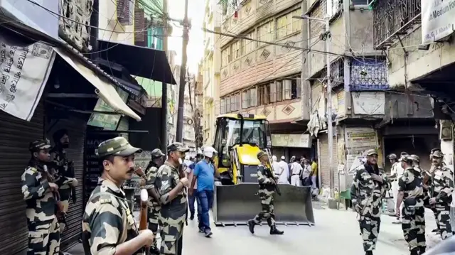 তিলজলায় 'বেআইনি নির্মাণ' ভাঙতে বুলডোজার