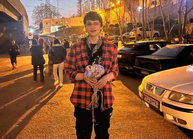 ሞታሃረህ ጎኔይ መንገድ ላይ አበባ እዛ ቆማ