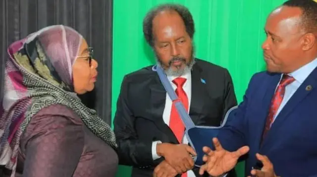 የምሥራቅ አፍሪካ ማኅበረሰብ መቀመጫ የሆነችው የታንዛኒያ ፕሬዝዳንት ሳሚያ ሱሉሁ (ከግራ)፣ አዲሷ የማኅበሩ አባል ሶማሊያው ፕሬዝዳንት ሐሰን ሼክ ሞሐመድ (ከመሃል) እና የማኅበሩ ዋና ፀሐፊ ፒተር ማቱኪ (ከግራ) 