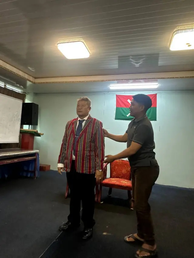 NUG ယာယီသမ္မတ ဒူဝါလရှီးလ (ဘယ်) နဲ့ CB ပြောရေးဆိုခွင့်ရှိသူ ဆလိုင်းယောမန်