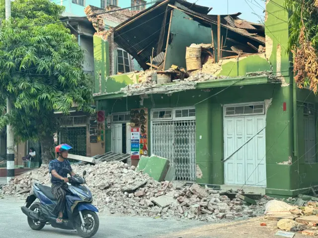 ဧပြီ ၂ ရက် ငလျင်ဒဏ်သင့်မန္တလေးမြို့ မြင်ကွင်းများ။ 