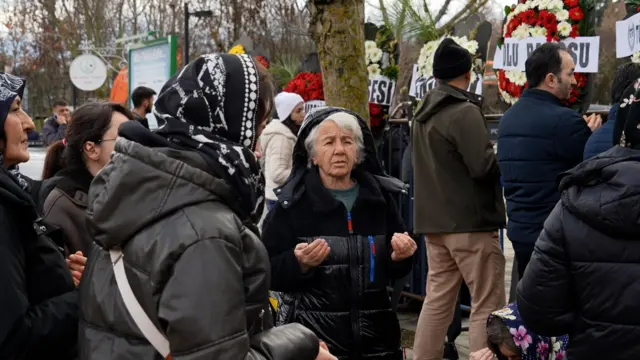 Cenaze namazında toplananlar. 