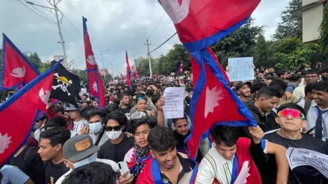 सोशल मीडियावरील बंदीविरोधात हजारोंच्या संख्येने आंदोलनकर्ते रस्त्यावर उतरले आहेत