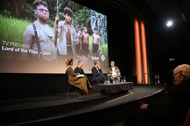 Una sesión de preguntas y respuestas con los escritores de la serie.