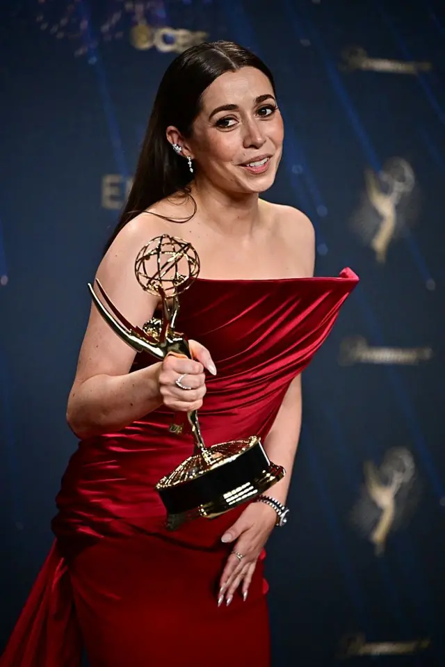 Cristin Milioti Emmy ödülüyle.
