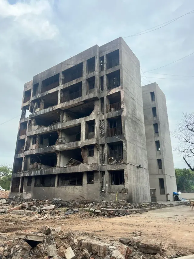 এলাকার প্রধান সড়ক থেকে দেখা যায় এই দুর্ঘটনা স্থলটি