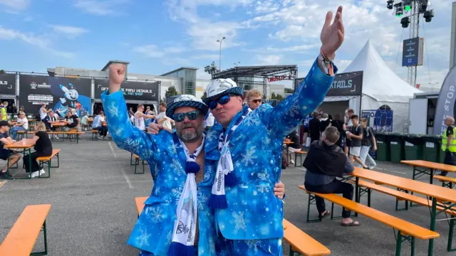 Dvojica navijača Finaca u plavim odelima sa pahuljama