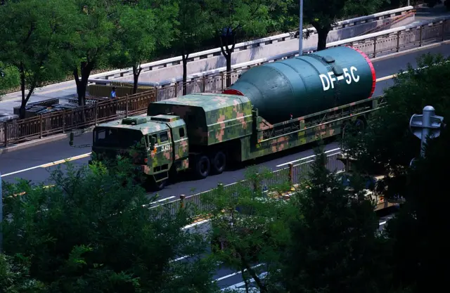 Veículo militar transporta mísseis nucleares intercontinentais durante o desfile militar do Dia da Vitória, em 3 de setembro de 2025, em Pequim, China.