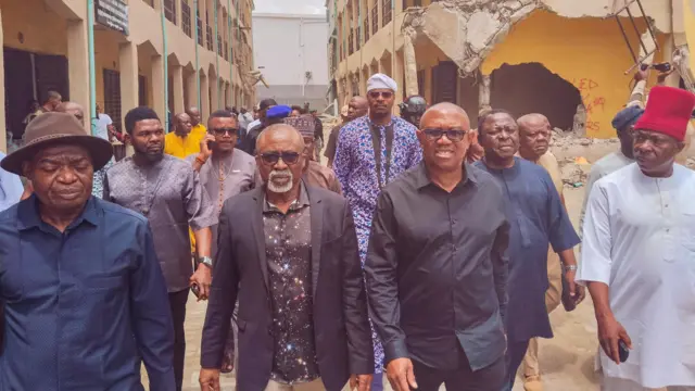 Tonye Nwoye, Enyinnya Abaribe, Peter Obi, Austin Akobundu, Victor Umeh na ndị ọzọ kwụụ ha n'azụ mgbe ha gara n'ahịa Trade Fair a kuturu ụlọahịa ndị mmadụ.